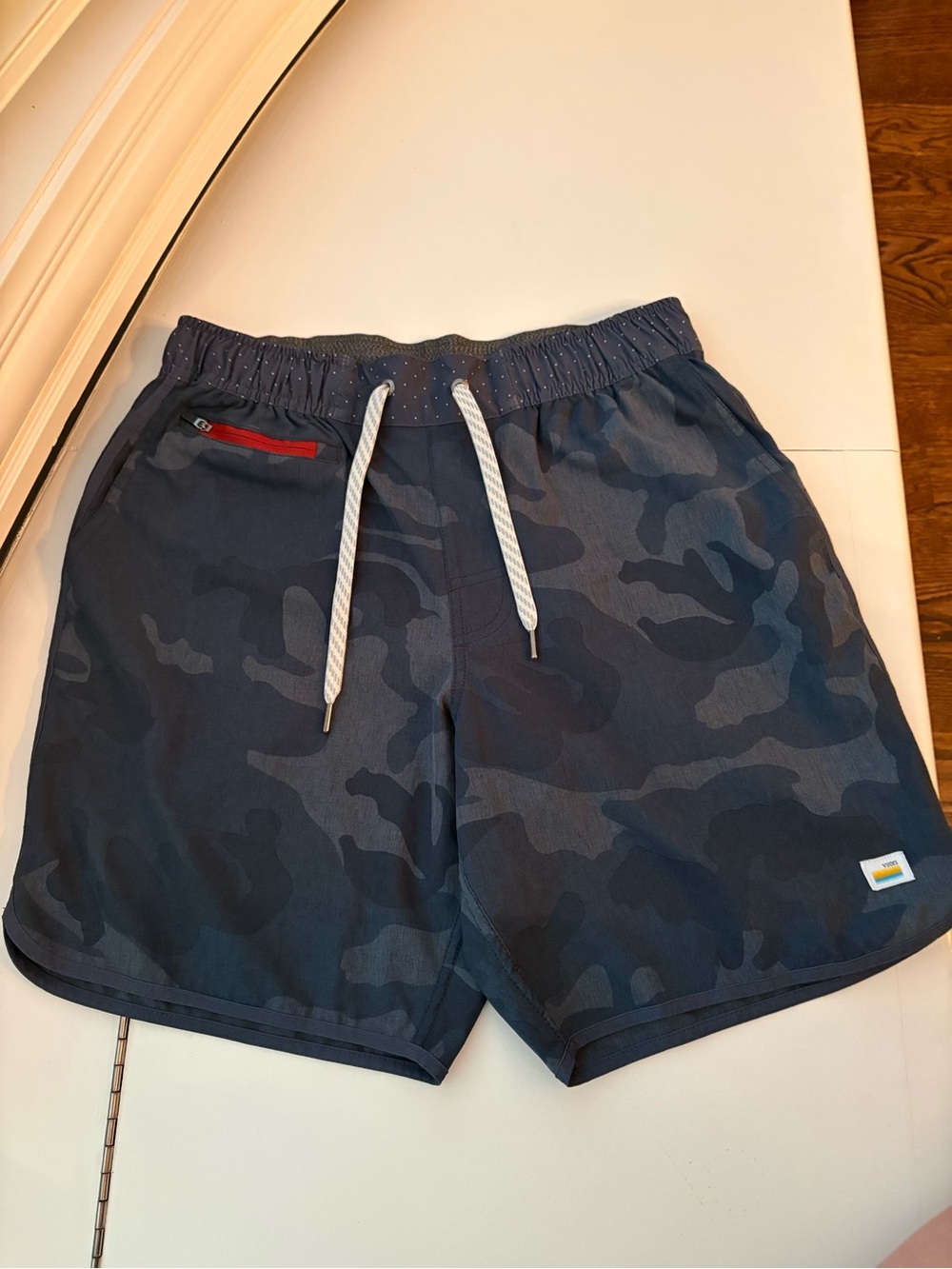 VUORI Men's Navy Shorts with White Drawstring Size Small - Picture 2 of 5